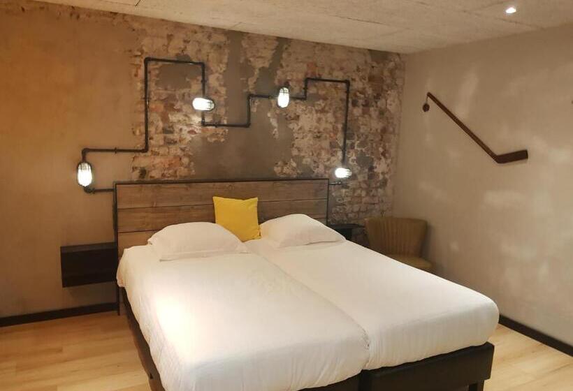 اتاق استاندارد, Upstairs