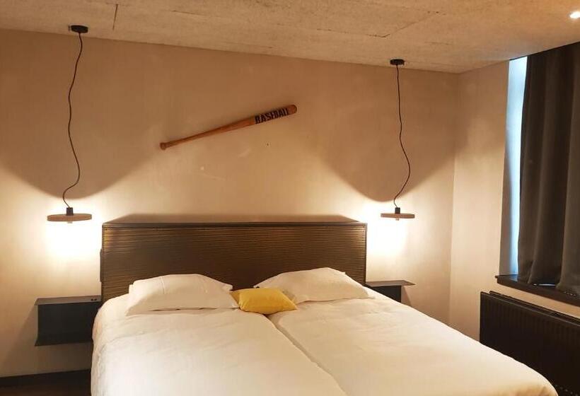 اتاق استاندارد, Upstairs
