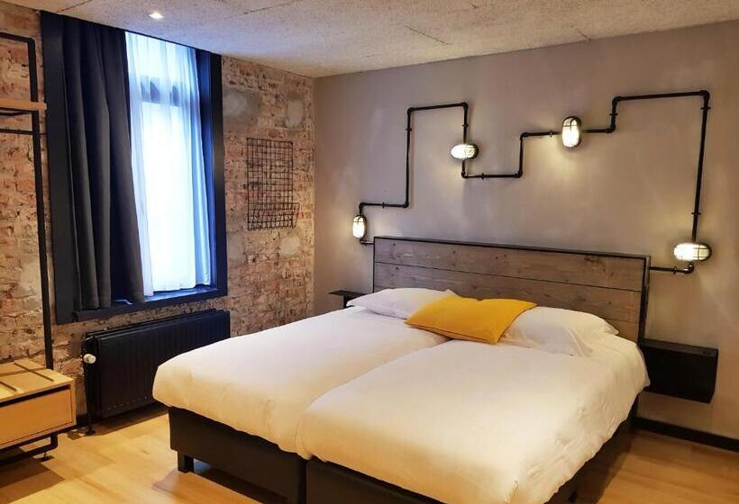 اتاق عادی, Upstairs