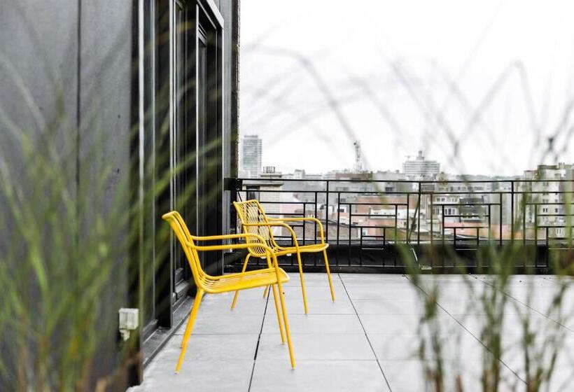 اتاق پنت هاوس, Upstairs