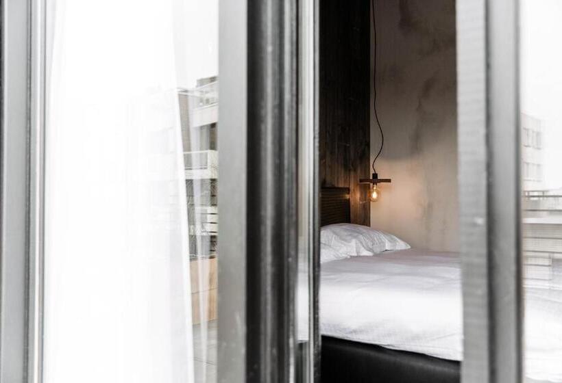 اتاق پنت هاوس, Upstairs