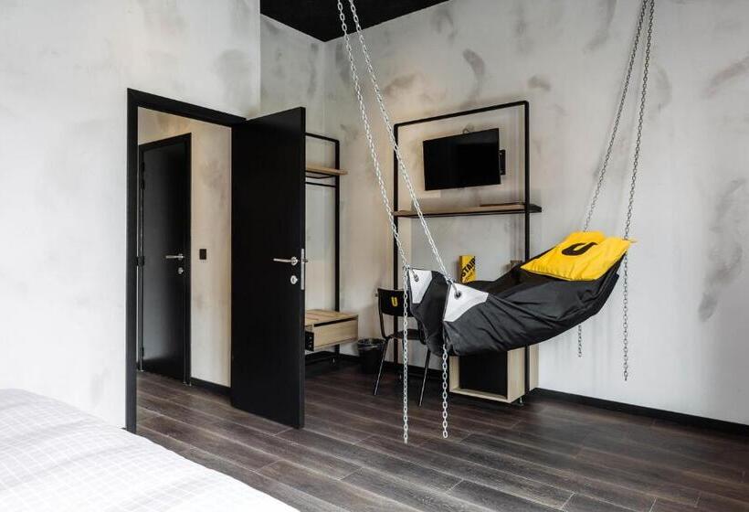 اتاق پنت هاوس, Upstairs