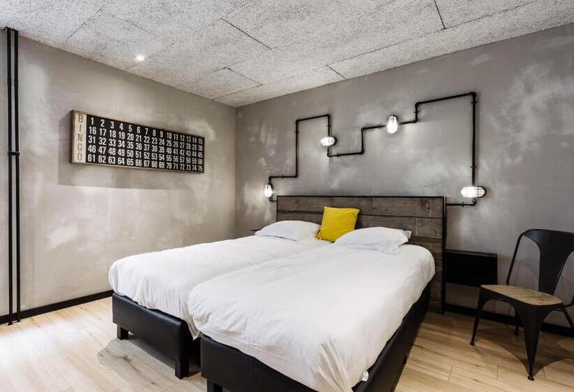 اتاق استاندارد, Upstairs