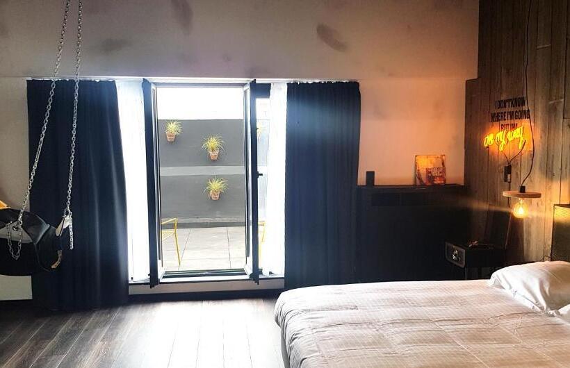 اتاق پنت هاوس, Upstairs