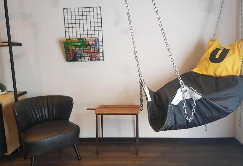 اتاق پنت هاوس, Upstairs