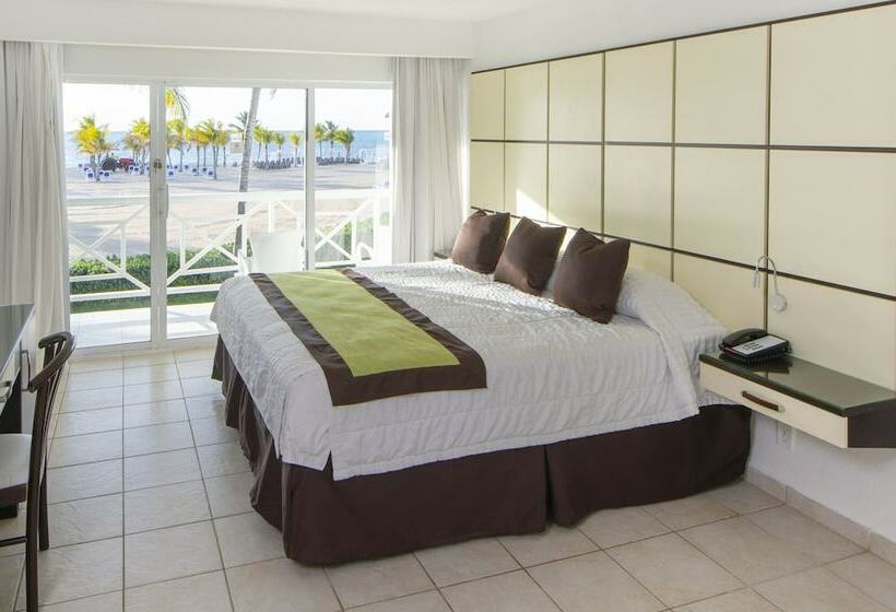 Superior Room King Size Bed, Viva Fortuna Beach By Wyndham