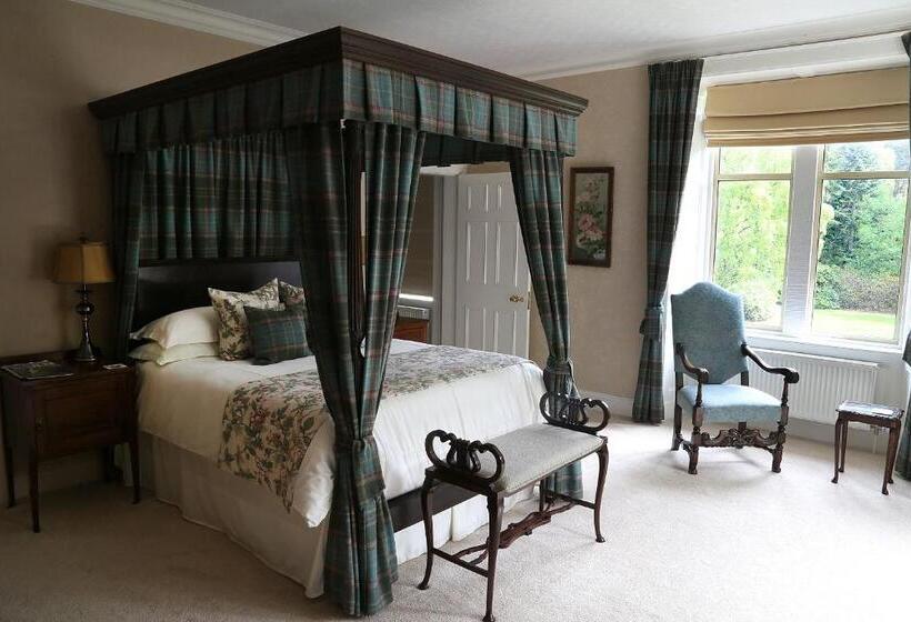 اتاق لوکس با تخت بزرگ, Carnach House