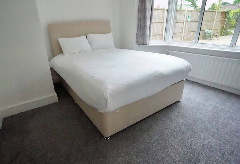 اتاق استاندارد, Gatwick Birchwood Lodge
