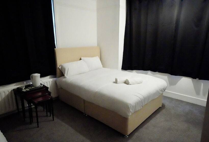 اتاق استاندارد چهار تخته, Gatwick Birchwood Lodge