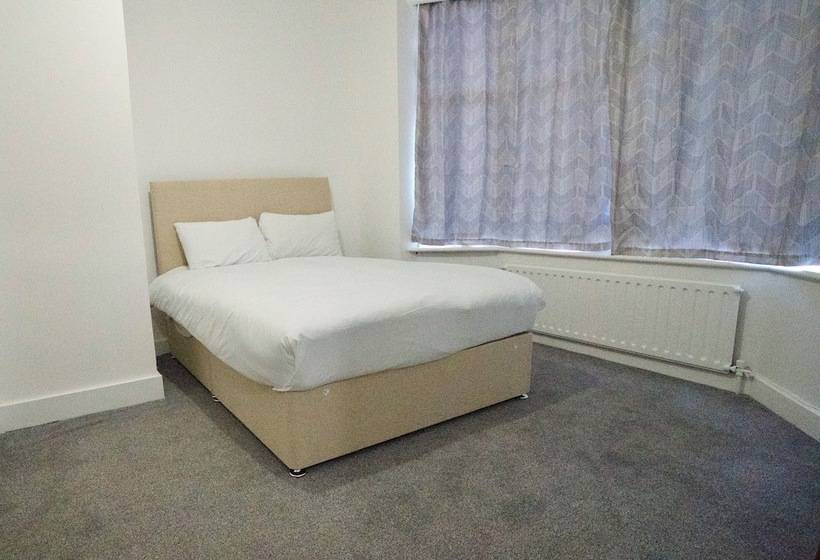 اتاق استاندارد چهار تخته, Gatwick Birchwood Lodge
