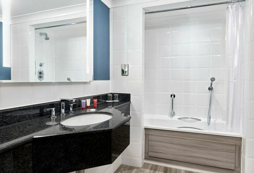 Quarto Triplo Estandar, Leonardo  Southampton Grand Harbour