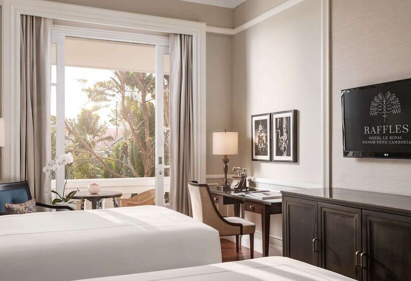 اتاق استاندارد با چشم‌انداز استخر, Raffles Hotel Le Royal