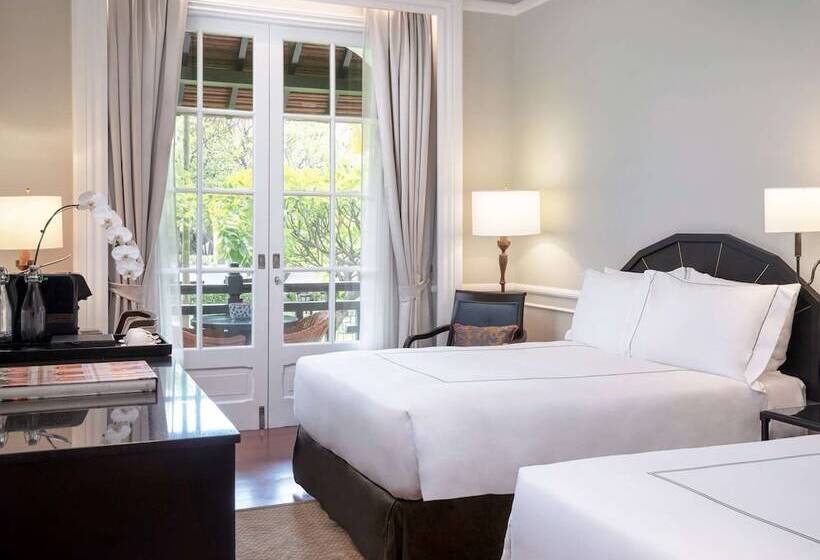 اتاق استاندارد با چشم‌انداز استخر, Raffles Hotel Le Royal