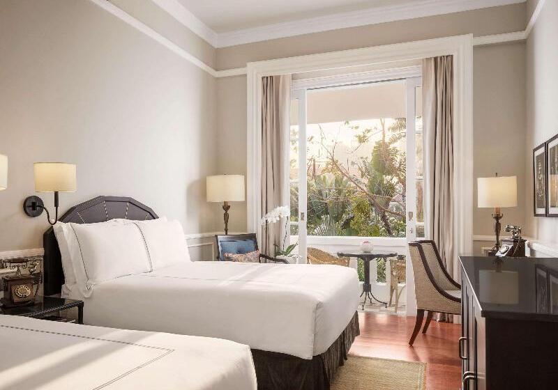 اتاق استاندارد با چشم‌انداز استخر, Raffles Hotel Le Royal