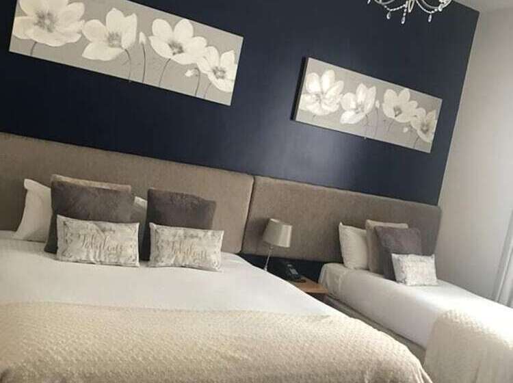 اتاق استاندارد سه نفره, White Hart