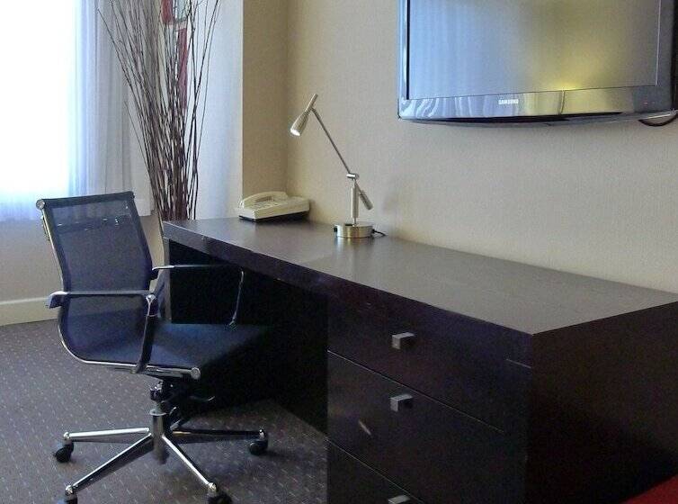 带大床的套房, Armon Plaza Montreal Airpt, Trademark Collection By Wyndham