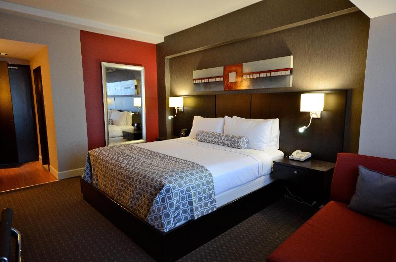带大床的行政房间, Armon Plaza Montreal Airpt, Trademark Collection By Wyndham
