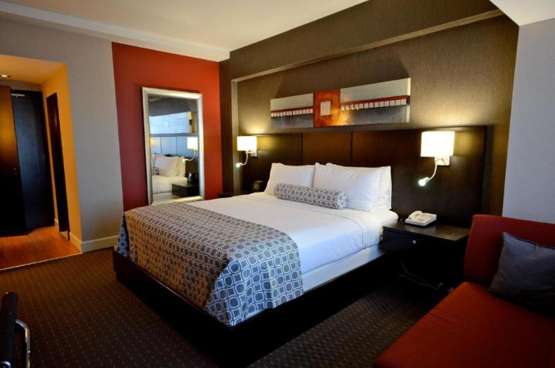 适合残疾人使用的标准间, Armon Plaza Montreal Airpt, Trademark Collection By Wyndham