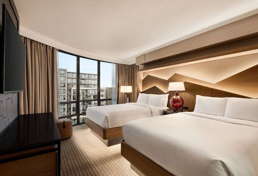 جناح جونيور, Hilton Vancouver Airport