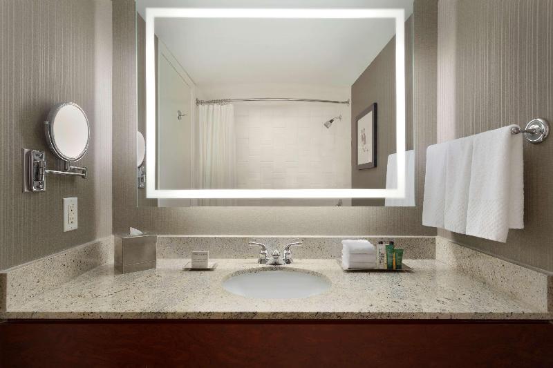 سوییت جونیور, Hilton Vancouver Airport