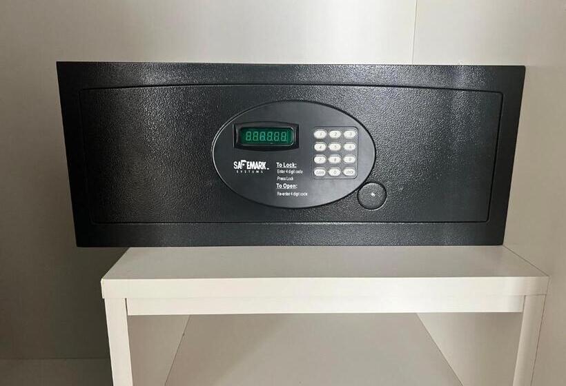 اتاق استاندارد با تخت بزرگ برای معلولان, Holiday Inn Toronto Airport East, An Ihg