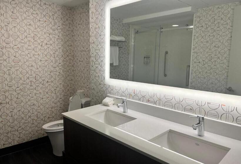 سوئیت با تخت بزرگ, Holiday Inn Toronto Airport East, An Ihg