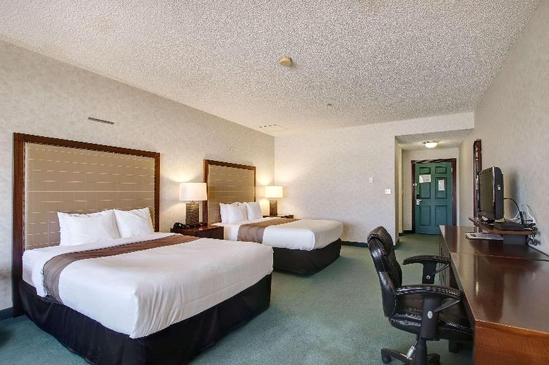 اتاق استاندارد با تخت دو نفره بزرگ, Ramada By Wyndham Nisku Edmonton Airport