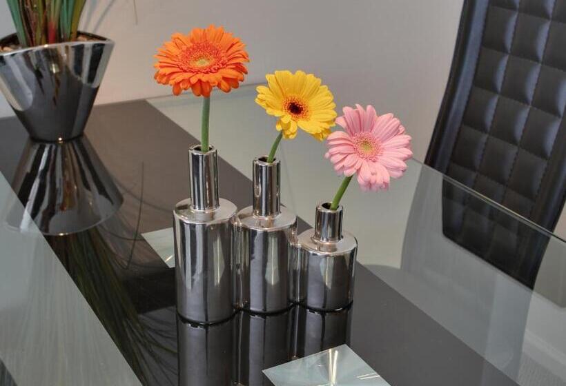 スイート, Rosellen Suites At Stanley Park