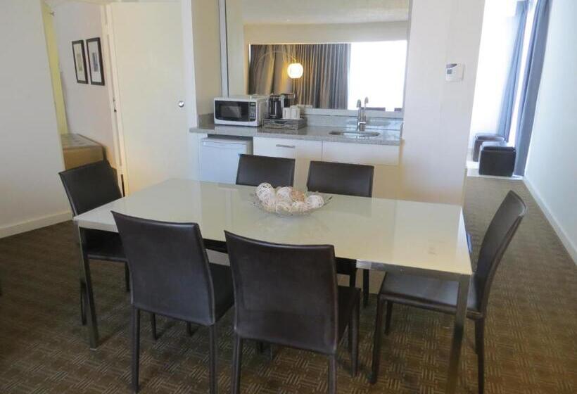سوئیت با تخت بزرگ, Toronto Don Valley Hotel And Suites
