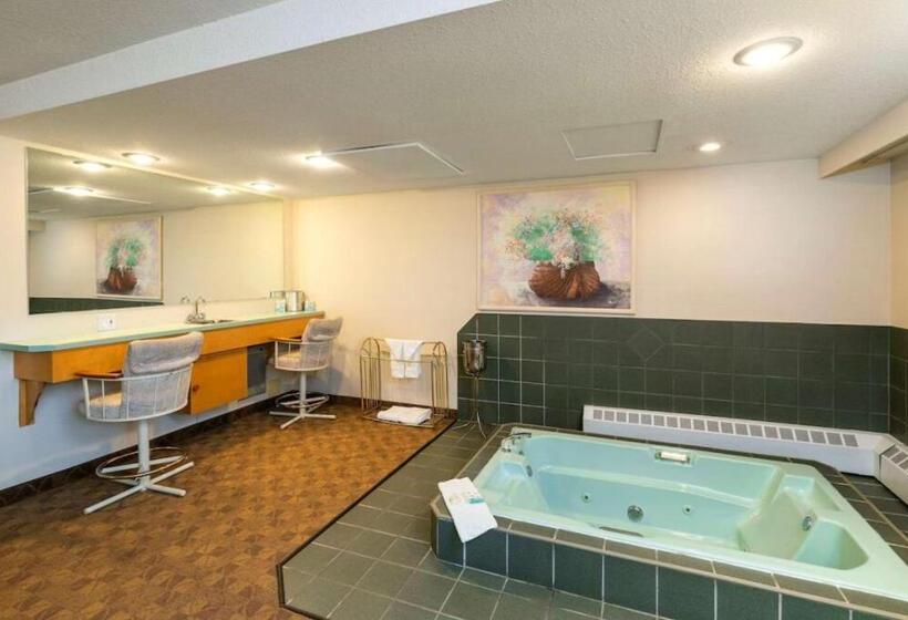 اتاق لوکس با تخت بزرگ, Prestige Riverside Lodge Quesnel