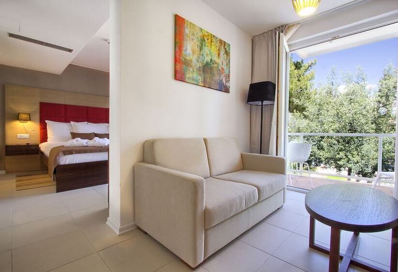 سوییت جونیور با چشم‌انداز جانبی دریا, Tui Blue Kalamota Island   All Inclusive