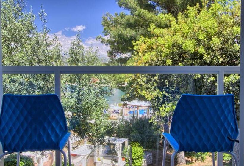 سوییت جونیور با چشم‌انداز جانبی دریا, Tui Blue Kalamota Island   All Inclusive