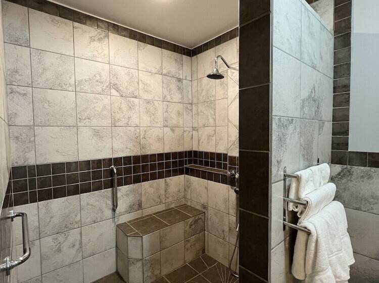 استودیوی لوکس, Wells Gray Inn