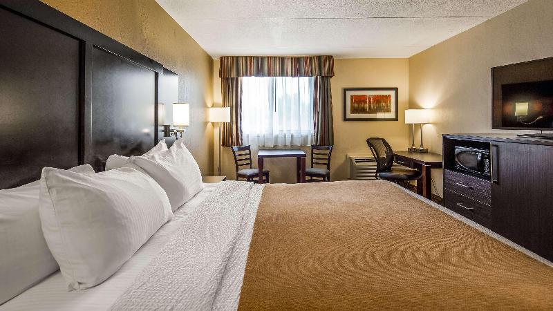 Deluxe Suite King Bed, Super 8 By Wyndham Drayton Valley