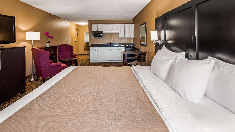 Deluxe Suite King Bed, Super 8 By Wyndham Drayton Valley
