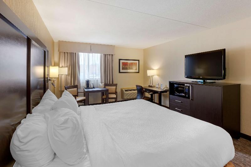 Deluxe Suite King Bed, Super 8 By Wyndham Drayton Valley