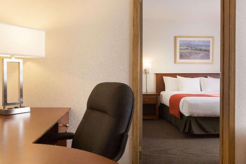 سوئیت با تخت بزرگ, Super 8 By Wyndham Drayton Valley
