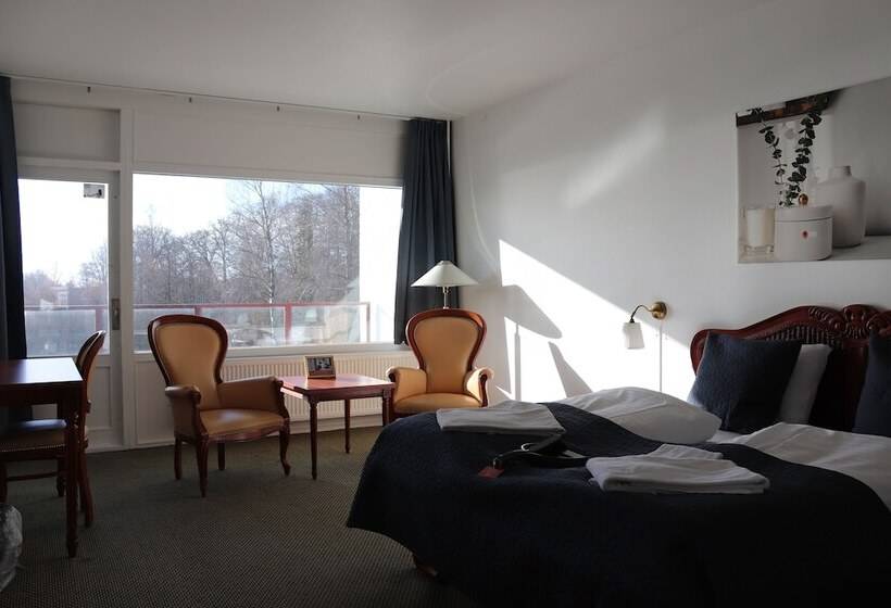 Superior room with lake view, Milling  Søpark