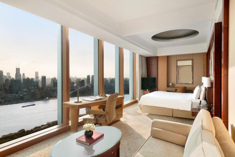 Club Room King Bed, Pudong Shangrila, Shanghai