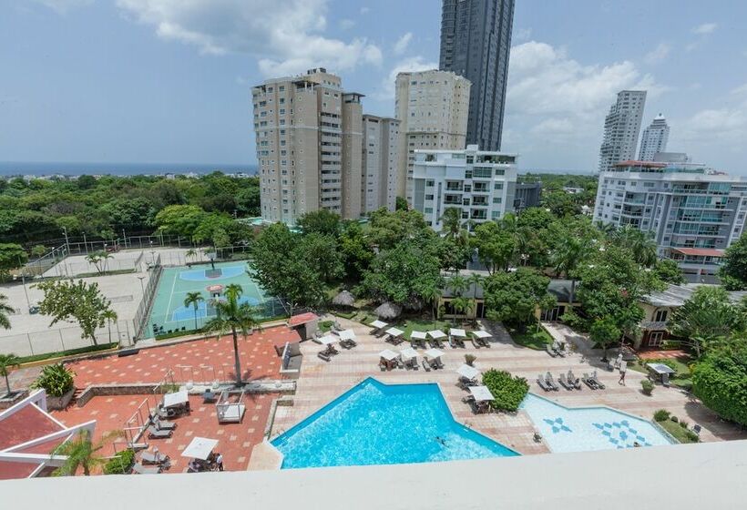 اتاق لوکس با چشم‌انداز استخر, Dominican Fiesta