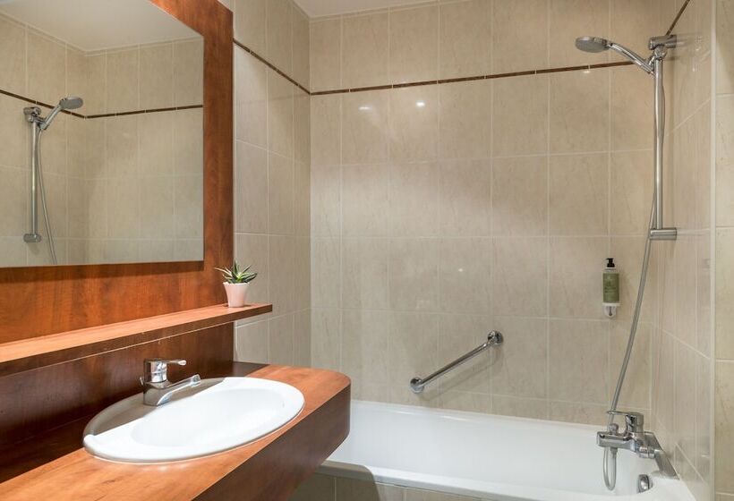 اتاق استاندارد سه نفره, Hôtel Le Beaugency