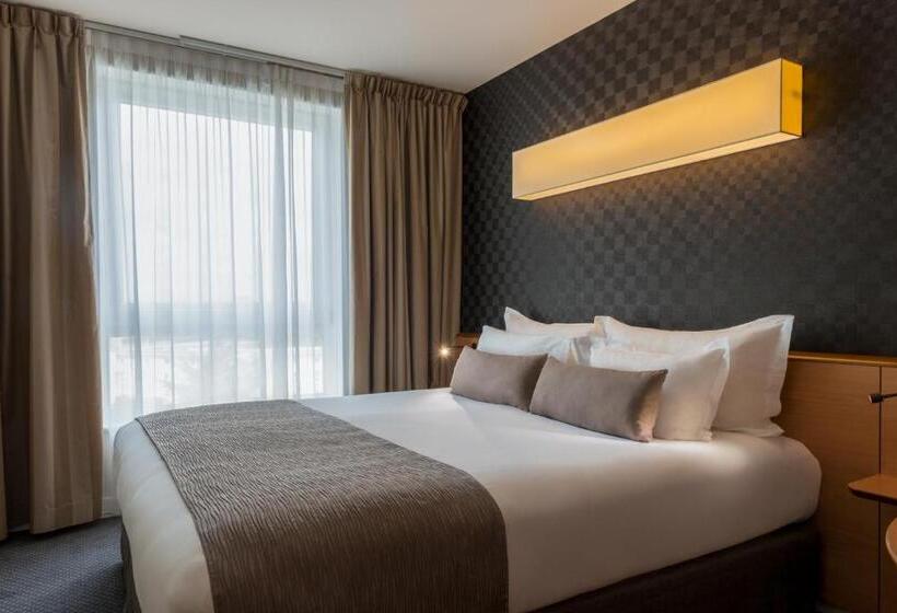 Chambre Standard Adaptée aux Personnes à Mobilité Réduite, Best Western Plus Paris Saclay