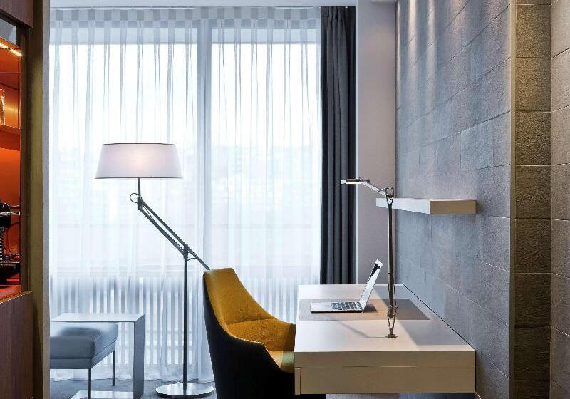 اتاق لوکس با چشم‌انداز, Pullman Paris Tour Eiffel