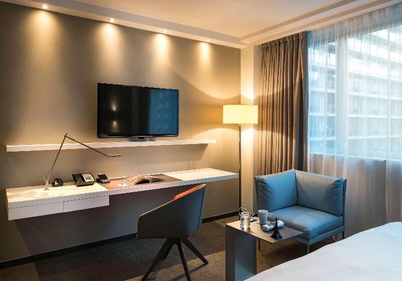اتاق لوکس با چشم‌انداز, Pullman Paris Tour Eiffel