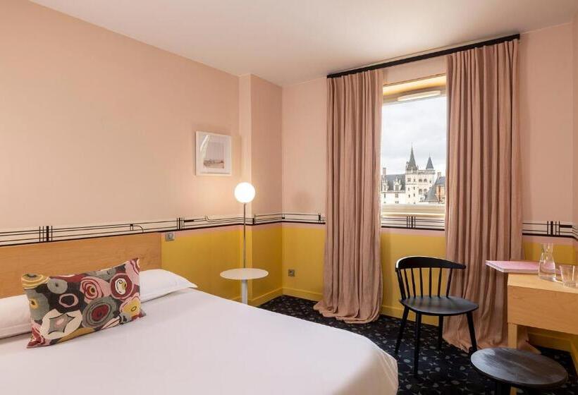 Superior Room, L'hôtel