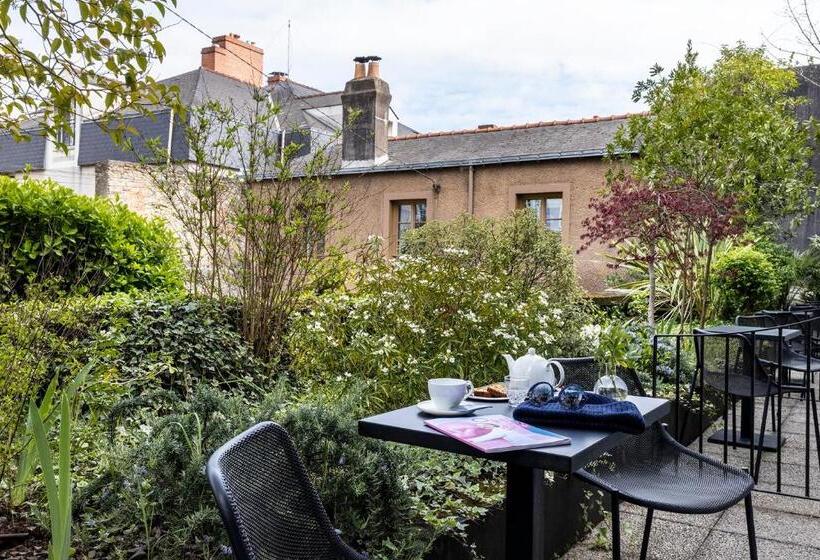 Chambre Supérieure avec Terrasse, L'hôtel