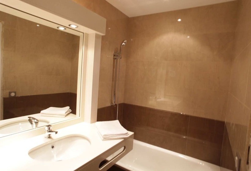 اتاق لوکس, Hôtel Les Trois Roses, Meylan Grenoble The Originals Boutique