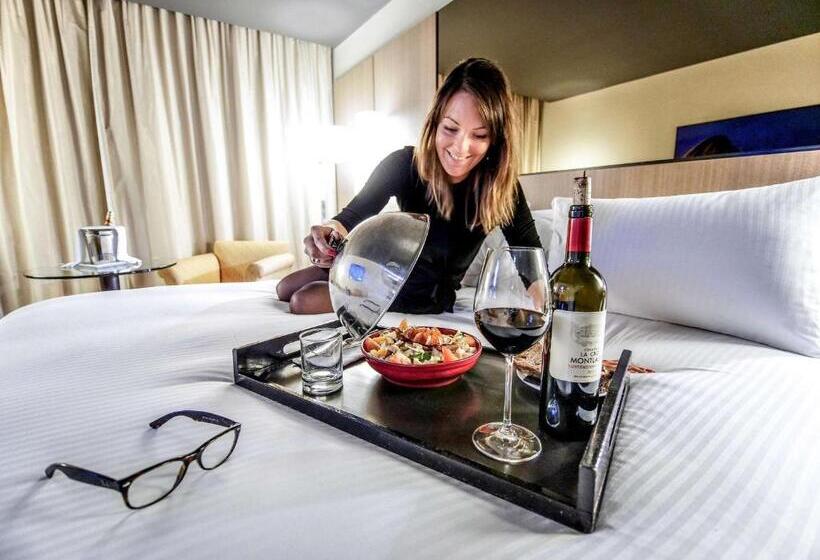 اتاق لوکس با چشم‌انداز دریاچه, Pullman Bordeaux Lac