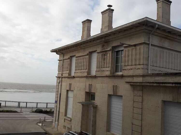 اتاق استاندارد سه نفره با چشم‌انداز کنار دریا, Hôtel The Originals Miramar, Royan Pontaillac