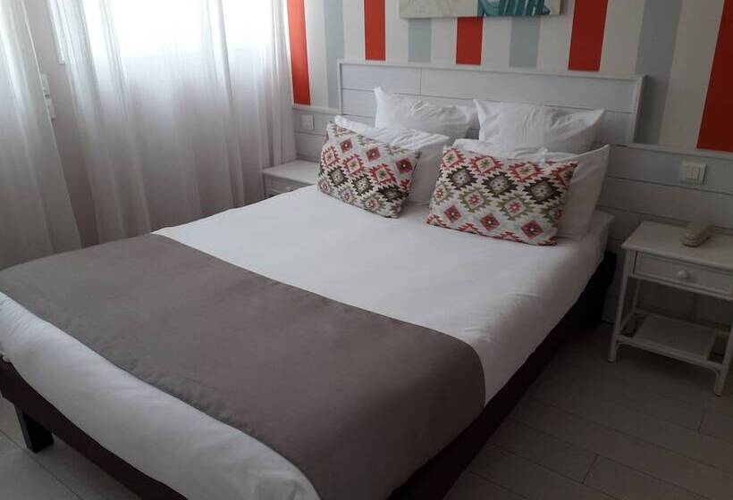 اتاق اساندارد با چشم‌انداز جانبی به دریا, Hôtel The Originals Miramar, Royan Pontaillac